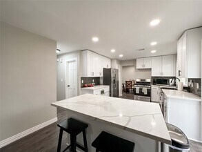 2324 Colleen Dr in Pearland, TX - Foto de edificio - Building Photo