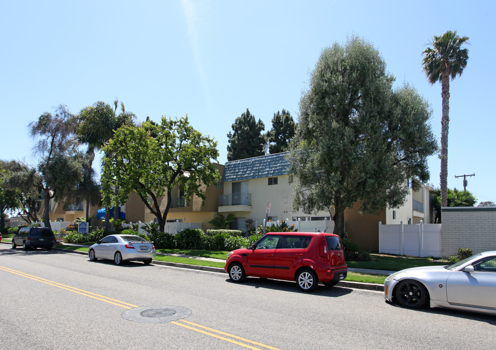 Village Townhomes Apartments in Ventura, CA - Foto de edificio