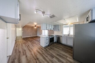 408 W Oraibi Dr in Phoenix, AZ - Building Photo - Building Photo