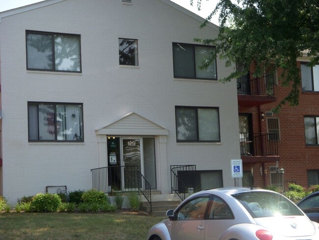 125I Clubhouse Dr SW in Leesburg, VA - Building Photo - Building Photo