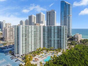 100 Bayview Dr, Unit 2007 in Sunny Isles Beach, FL - Foto de edificio - Building Photo