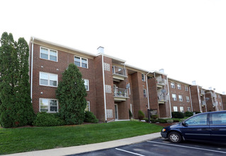 Queens Ridge Apartments in Windsor Mill, MD - Foto de edificio - Building Photo