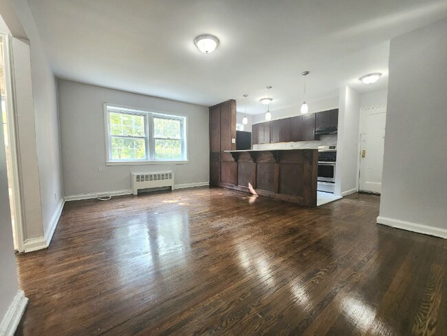 63 Forest Hill Pkwy in Newark, NJ - Foto de edificio - Building Photo