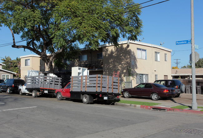 2500 Pasadena Ave in Long Beach, CA - Foto de edificio - Building Photo