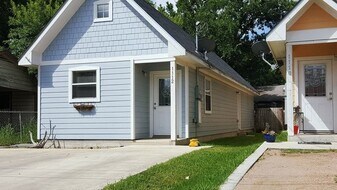 1112 Jones St in San Marcos, TX - Building Photo