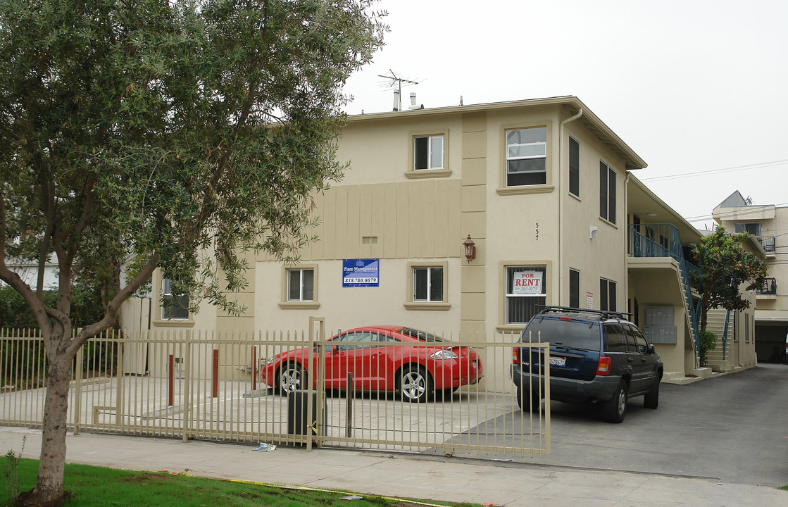 557 N Kenmore Ave in Los Angeles, CA - Building Photo