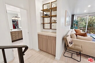 838 S Barrington Ave in Los Angeles, CA - Building Photo - Building Photo