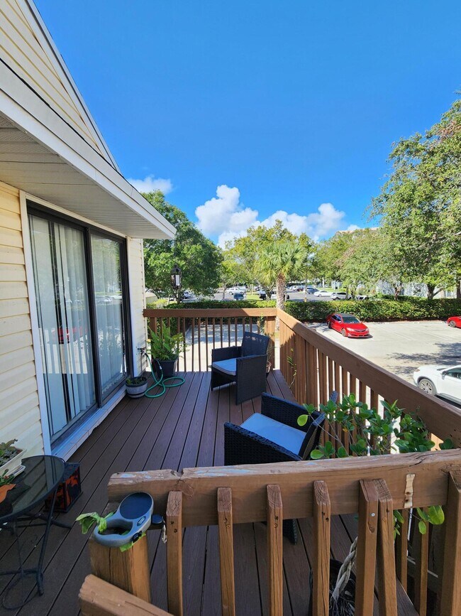637 Executive Center Dr in West Palm Beach, FL - Building Photo - Building Photo