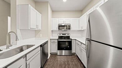 Ellie Apartments in Austin, TX - Foto de edificio - Building Photo