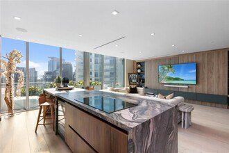 90 SW 3rd St, Unit PH-14 in Miami, FL - Building Photo - Building Photo