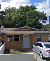 2111 NW 26th Ave in Fort Lauderdale, FL - Building Photo