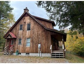 695 Winter St in Manchester, VT - Foto de edificio - Building Photo