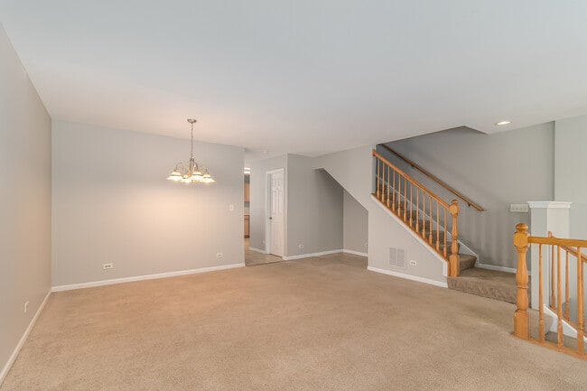 520 Lincoln Station Dr in Oswego, IL - Building Photo - Building Photo