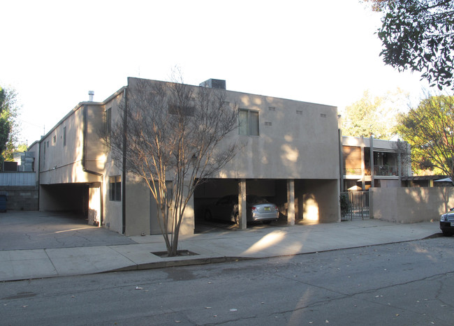 Country Club Apartments in Woodland Hills, CA - Building Photo - Building Photo