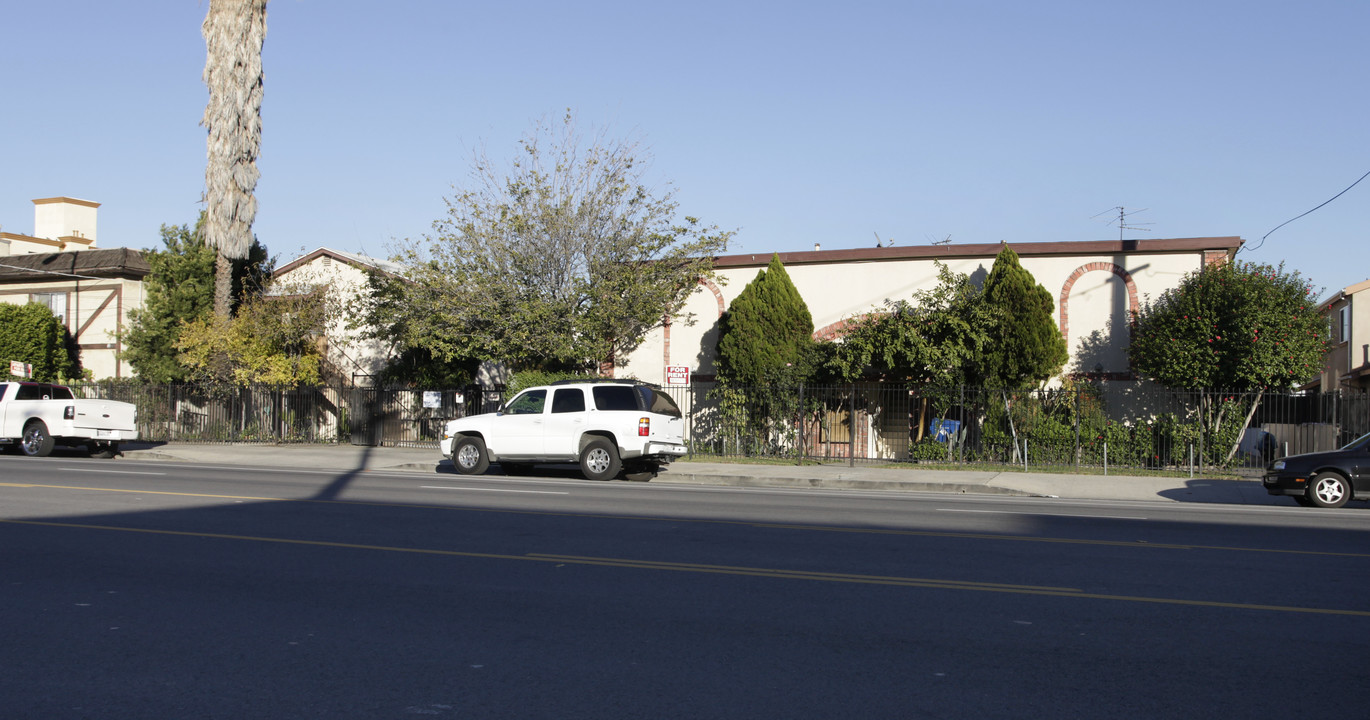 6916 Laurel Canyon Blvd in North Hollywood, CA - Building Photo