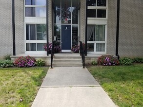 4030 W 13 Mile Rd, Unit J2 in Royal Oak, MI - Foto de edificio - Building Photo