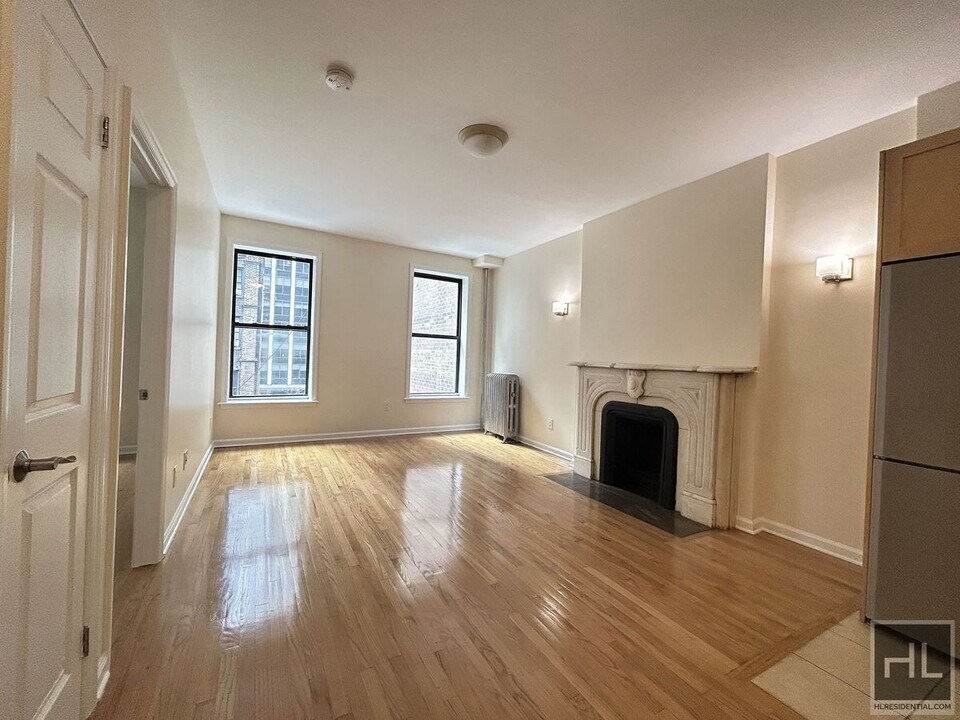 62 W 56th St in New York, NY - Building Photo