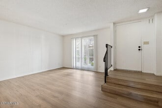 27401 Country Glen Rd in Agoura Hills, CA - Building Photo - Building Photo