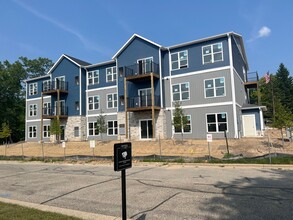 Oakbrook Apartments in Grand Rapids, MI - Building Photo - Building Photo