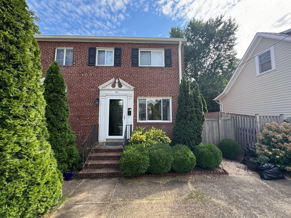 18-1/2 W Wyatt Ave in Alexandria, VA - Building Photo