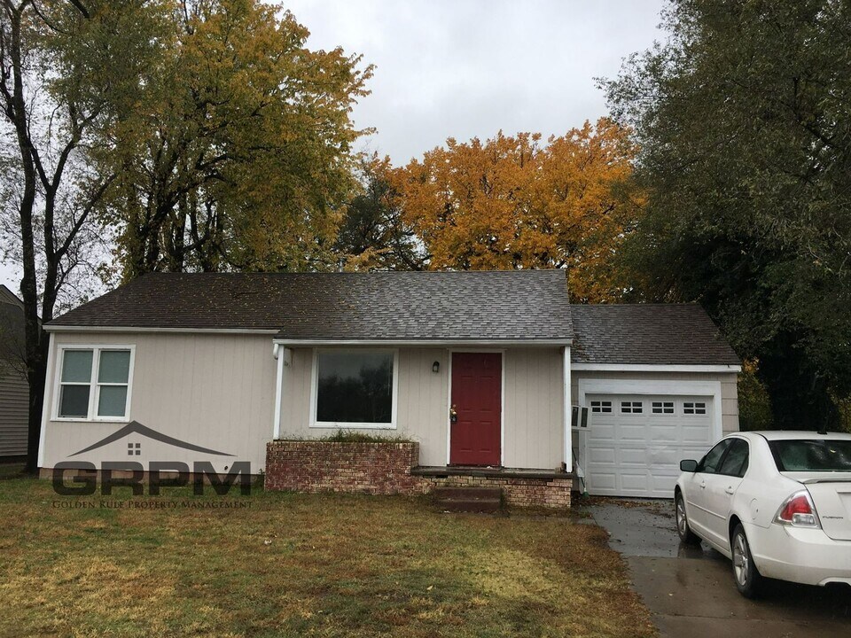 2901 N Plum St in Hutchinson, KS - Building Photo