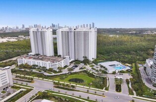 15051 Royal Oaks Ln in North Miami, FL - Building Photo