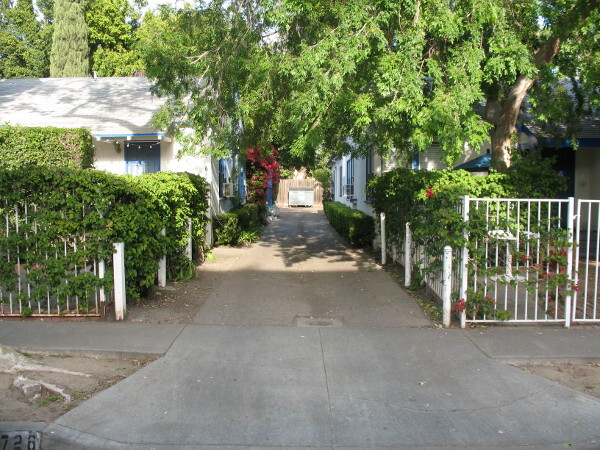 724 Westmount Dr in West Hollywood, CA - Building Photo