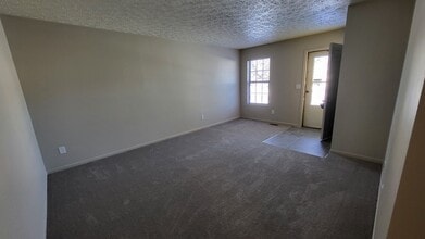 3799 Petzinger Rd in Columbus, OH - Foto de edificio - Building Photo