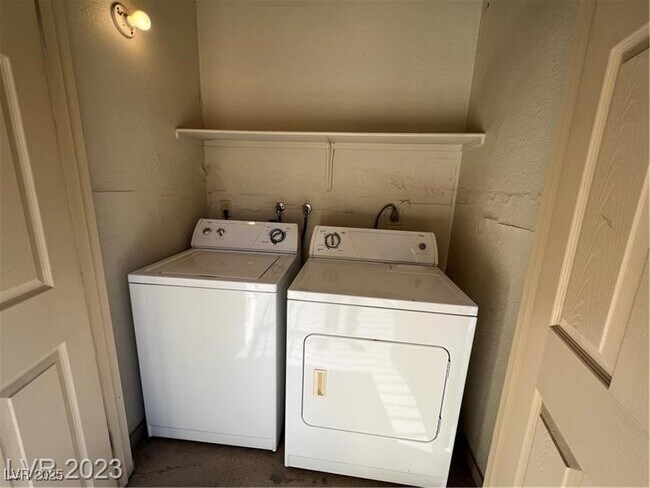 5295 Indian River Dr in Las Vegas, NV - Building Photo - Building Photo