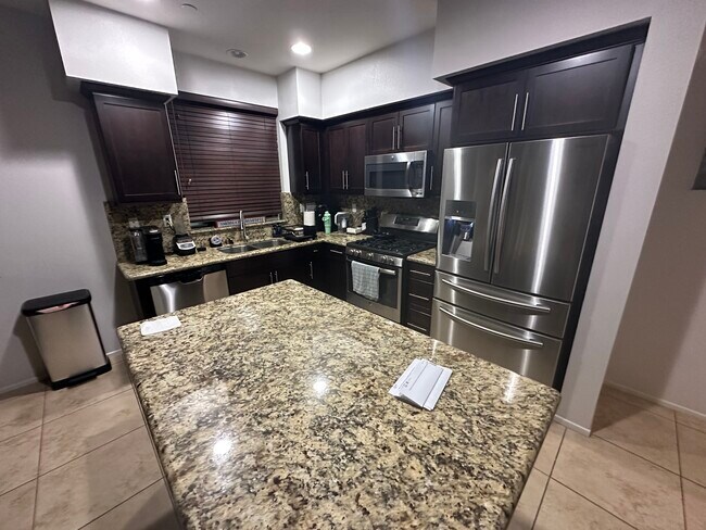 315 Royal Gln in Escondido, CA - Building Photo - Building Photo