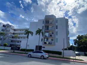 7921 Byron Ave in Miami Beach, FL - Foto de edificio - Building Photo