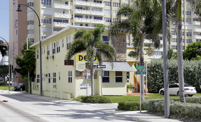 3001 N Ocean Dr in Hollywood, FL - Building Photo - Building Photo