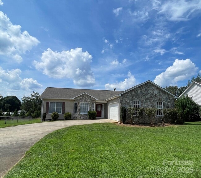 property at 1444 Farmington Hills Dr