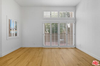18730 Hatteras St in Los Angeles, CA - Building Photo - Building Photo