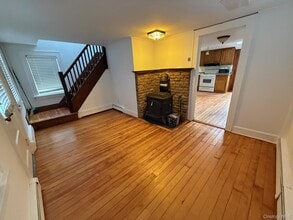 182 Maple Hill Rd in Huntington, NY - Building Photo - Building Photo