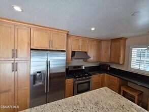 6172 Sylvan Dr in Simi Valley, CA - Foto de edificio - Building Photo