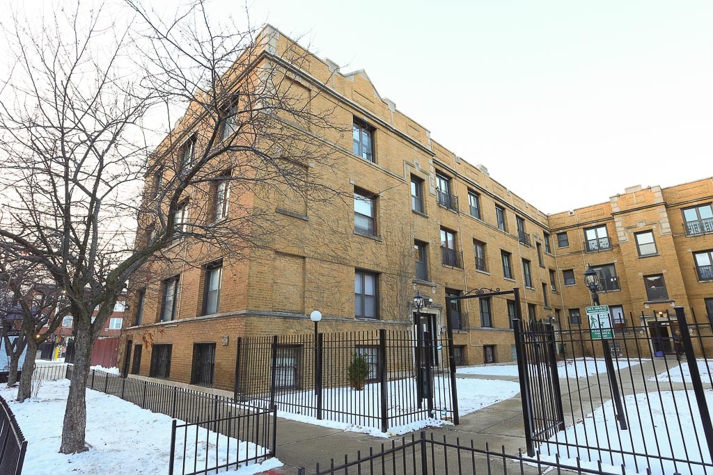 730 W Roscoe St in Chicago, IL - Building Photo