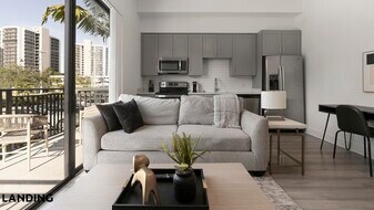 2250 McGregor Blvd, Unit 2122 in Ft. Myers, FL - Building Photo