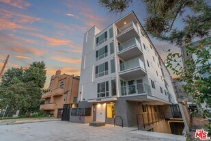 10918 Camarillo St in Los Angeles, CA - Building Photo