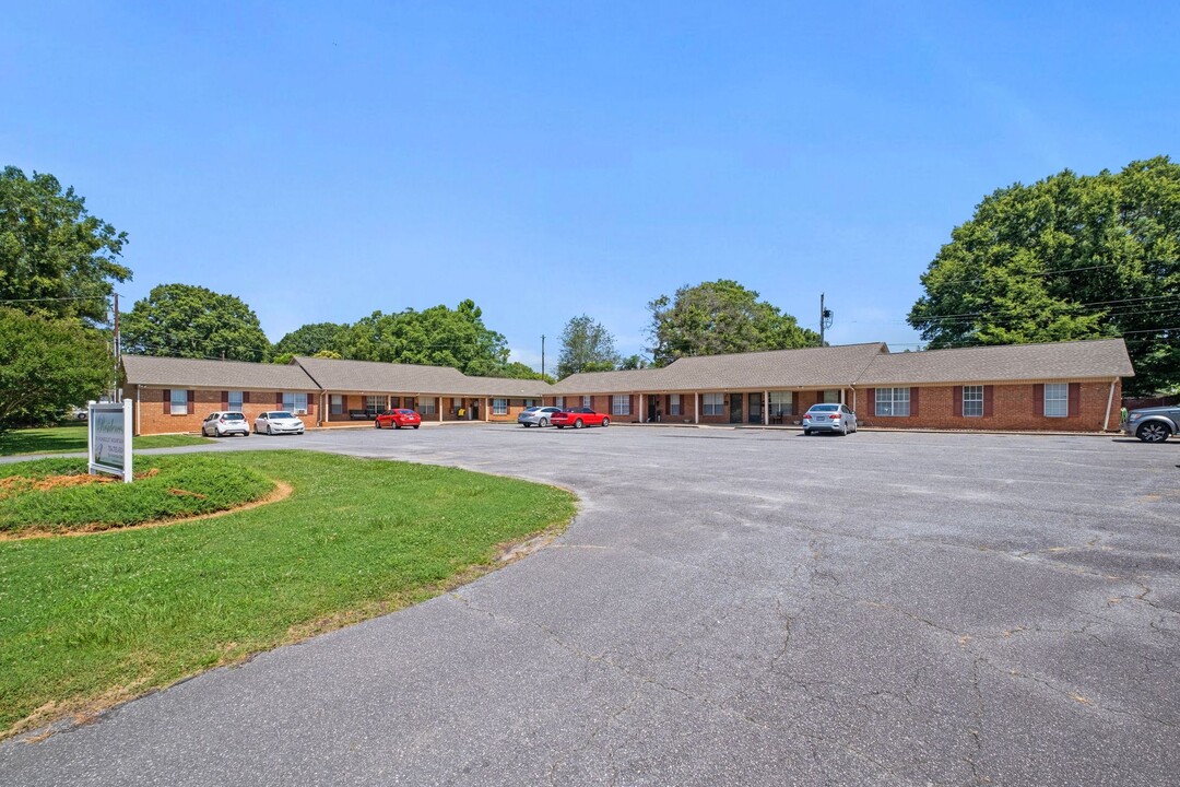 SH304-Humboldt Mountain  (HMT) in Cherryville, NC - Foto de edificio