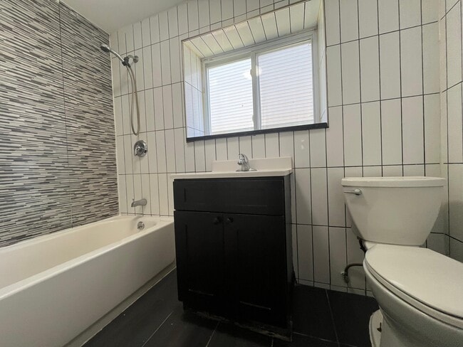 98 Old Bergen Rd, Unit BSMT in Jersey City, NJ - Foto de edificio - Building Photo