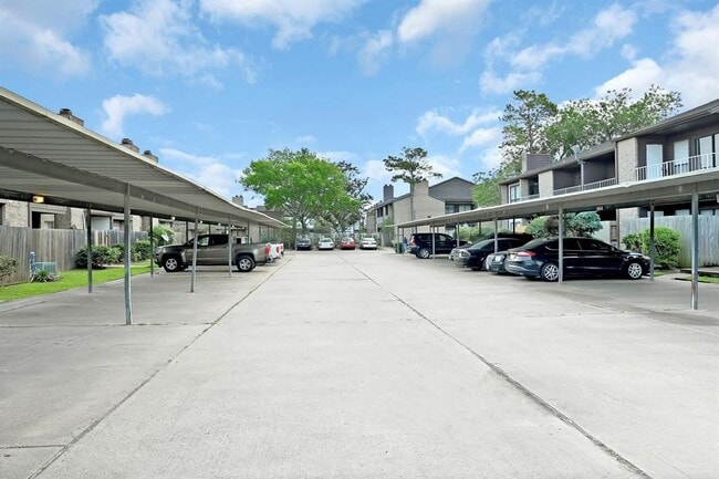 6633 W Airport Blvd in Houston, TX - Building Photo - Building Photo