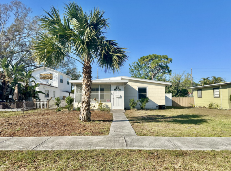 5566 Kelly Dr N in St. Petersburg, FL - Building Photo