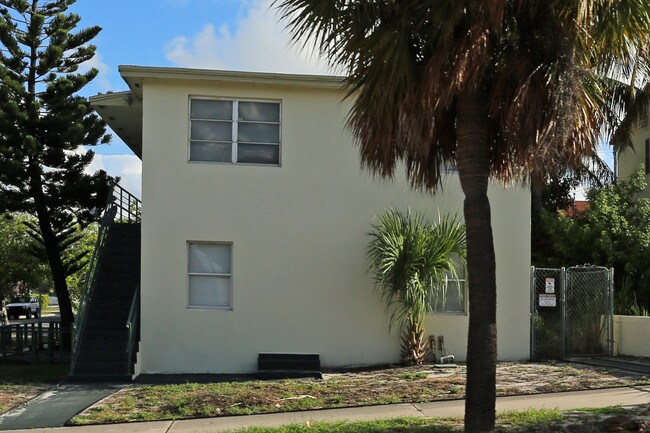1300 Douglass Ave in West Palm Beach, FL - Foto de edificio - Building Photo