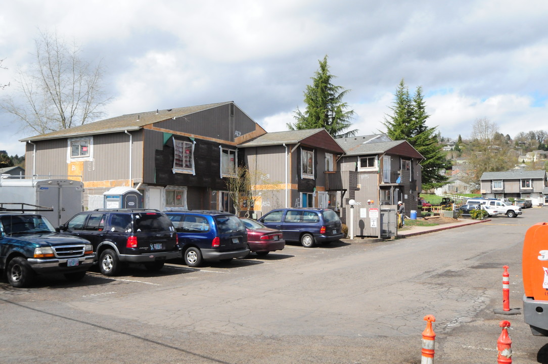 Duck Country - Dunhill Apartments in Dundee, OR - Building Photo