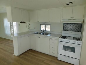 717 W Reeves Ave in Ridgecrest, CA - Building Photo - Building Photo