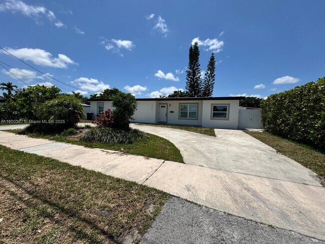 11000 SW 47th Terrace in Miami, FL - Building Photo - Building Photo