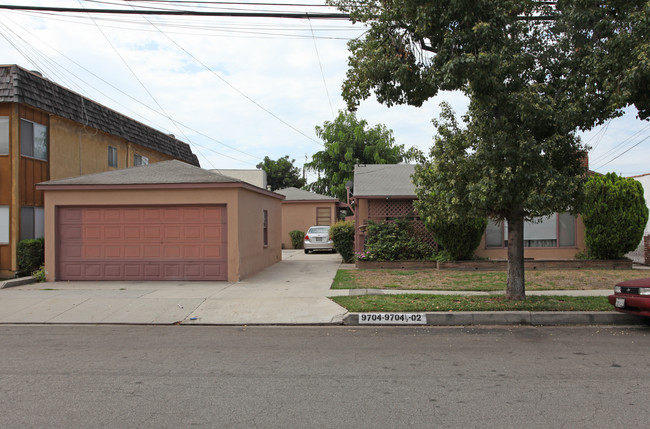 9702-9704 Beverly St in Bellflower, CA - Building Photo - Building Photo