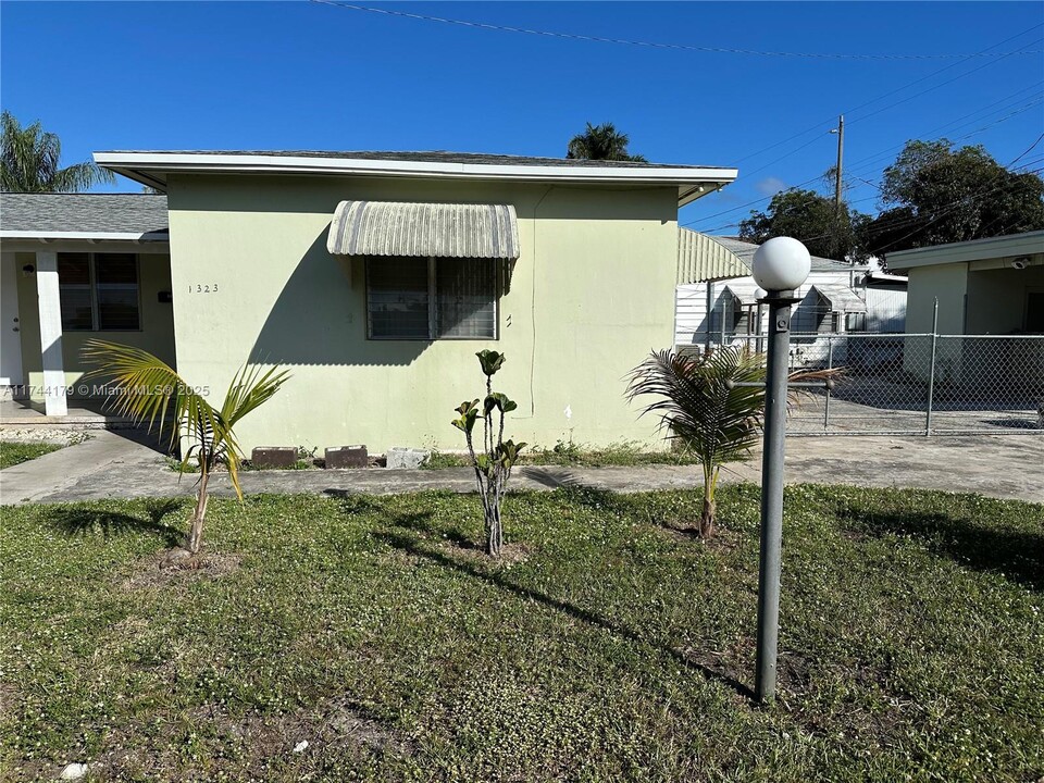 1323 N 16th Ct in Hollywood, FL - Building Photo