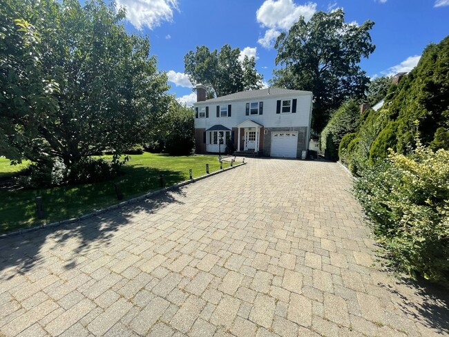 106 New Wilmot Rd in Scarsdale, NY - Building Photo - Building Photo